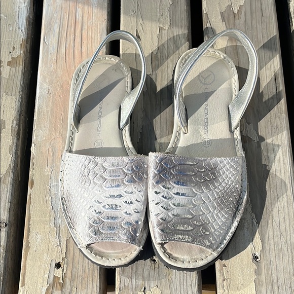 Unity in Diversity Silver Sandals reptile print - Picture 3 of 12